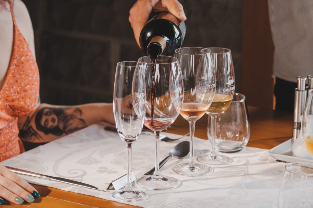 Vinho Casa Postal sendo servido em taças na vinícola