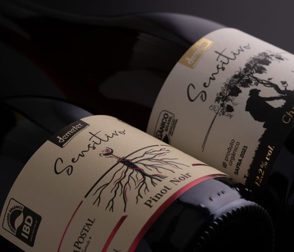 Garrafas de vinho Sensitivo Pinot Noir e Chardonnay da Casa Postal